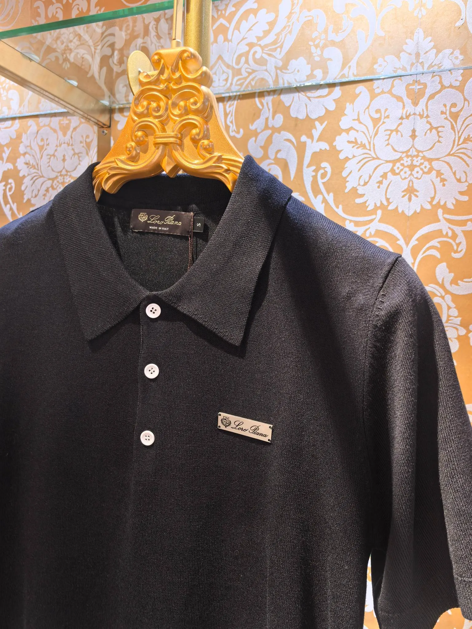 Counter synchronization Loro Piana 2026/ss New Arrival sweater Loro Piana hand-stitched hardware on the chest. The fabric is perfectly made with 14 needles of imported machines. The counter restores one-to-one upper body spirit. Comfortable Breathable. Slim fit. Color Black Sizes S M L XL